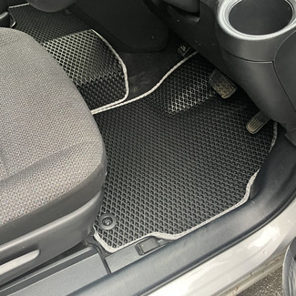 Ворсовые коврики на Toyota Sienta II 2015 - 2022 в Брянске